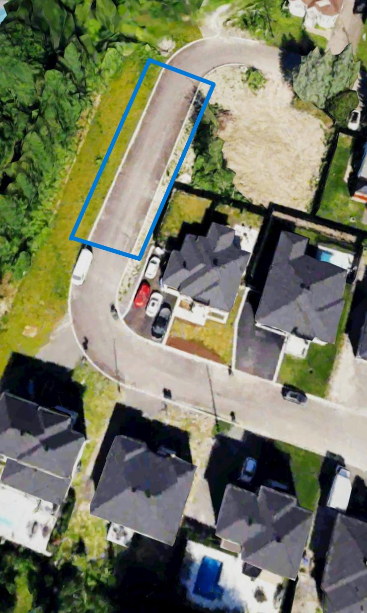 Vue aérienne — zone bleue = stationnement disponible devant le salon